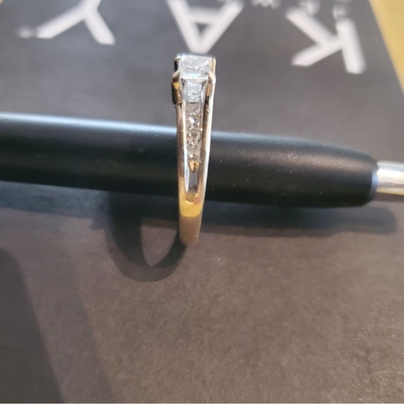 Engagemnet ring - Picture 3 of 5